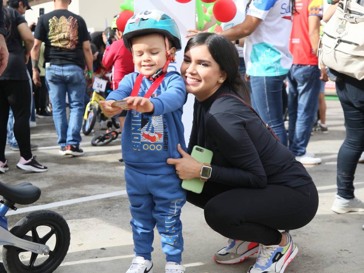 Familias completas dicen presente en la Vuelta Ciclística Infantil de EL HERALDO