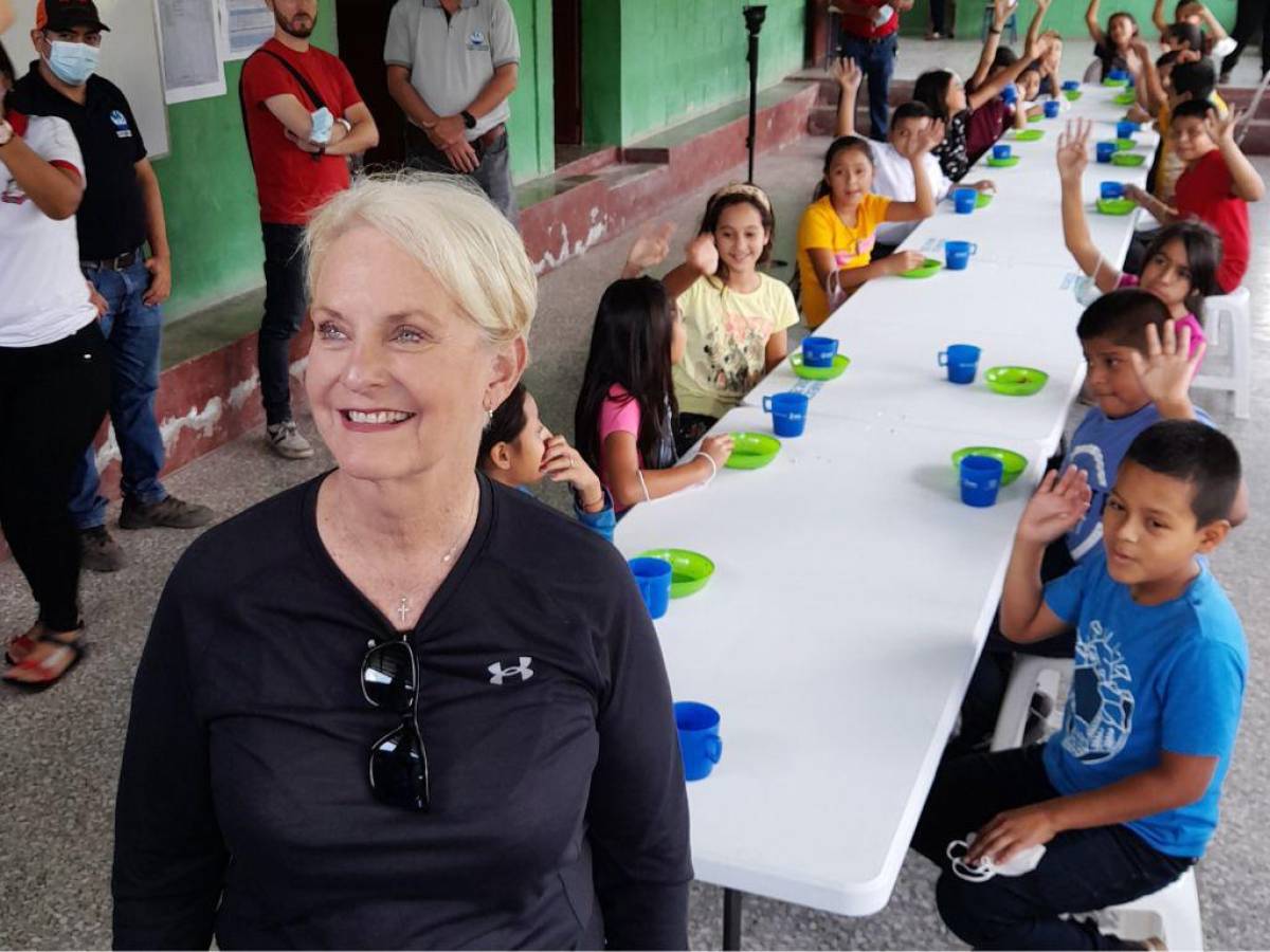 La embajadora Cindy McCain compartiendo con los niños de la escuela de la comunidad de Veguitas de Guatemala.