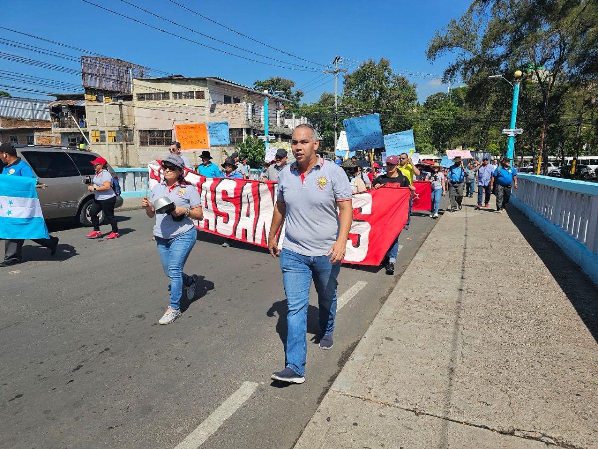 Empleados del SANAA marchan rumbo a Casa Presidencial exigiendo pago de su salario