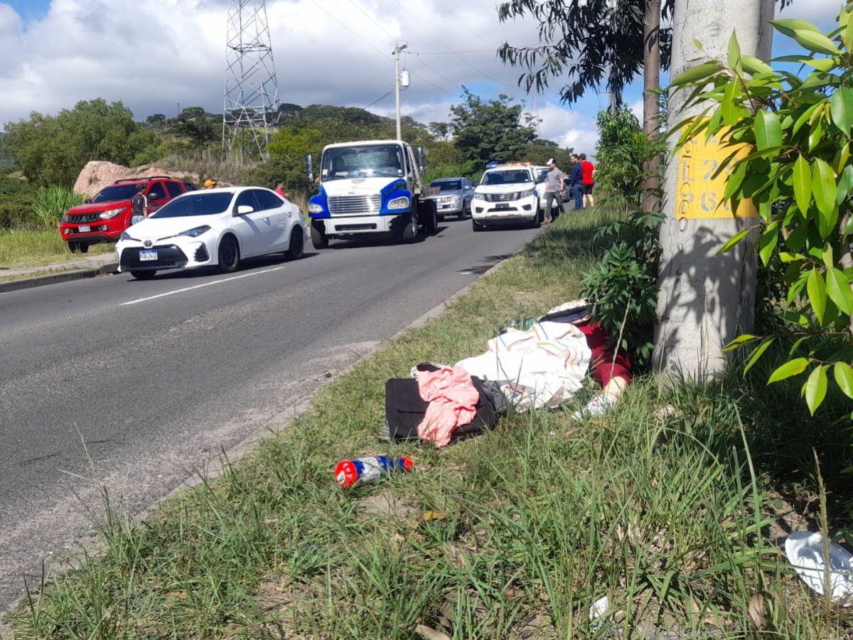 El cuerpo de la infortunada mujer quedó al lado de un poste de energía eléctrica. Junto a ella quedaron algunas de sus pertenencias, entre ellas este pequeño termo.