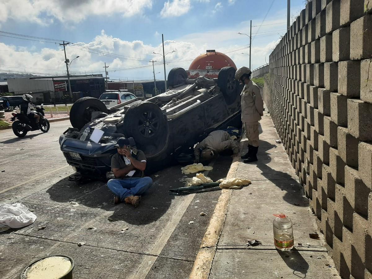 Lesionados y decenas de libras de quesillo tirado: destrozos que dejó accidente en El Carrizal