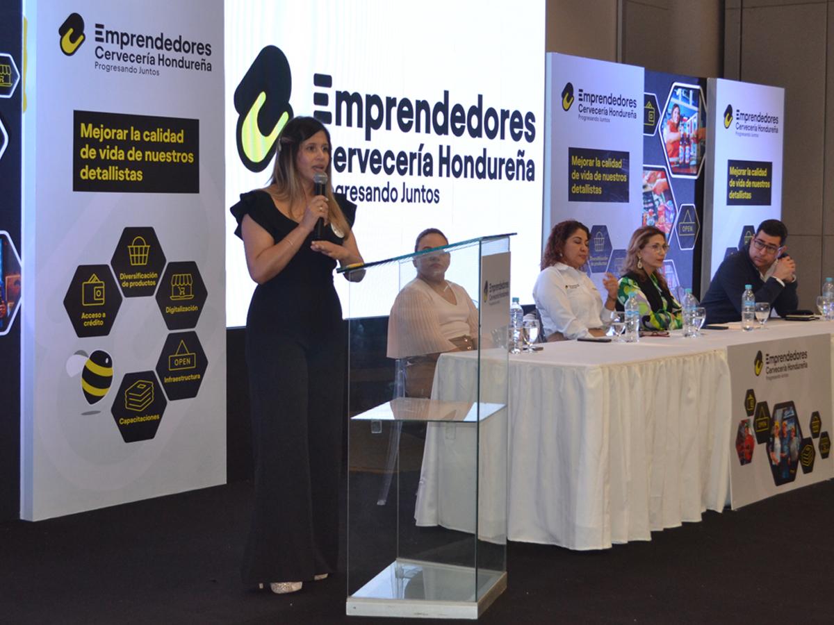 En un emotivo discurso, la emprendedora Karen Laínez compartió su experiencia de resiliencia y, en representación de los emprendedores, agradeció el apoyo de Cervecería Hondureña para hacer crecer sus negocios.