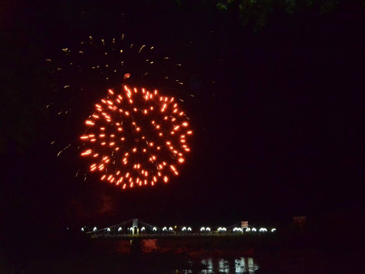 Así luce el icónico puente Choluteca con la llegada de Navidad