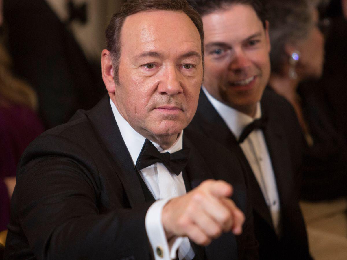 El actor estadounidense <b>Kevin</b> <b>Spacey</b> compareció el miércoles ante la justicia inglesa en el inicio de un muy esperado juicio por doce agresiones sexuales a cuatro hombres entre 2001 y 2013 que él niega “enérgicamente”.