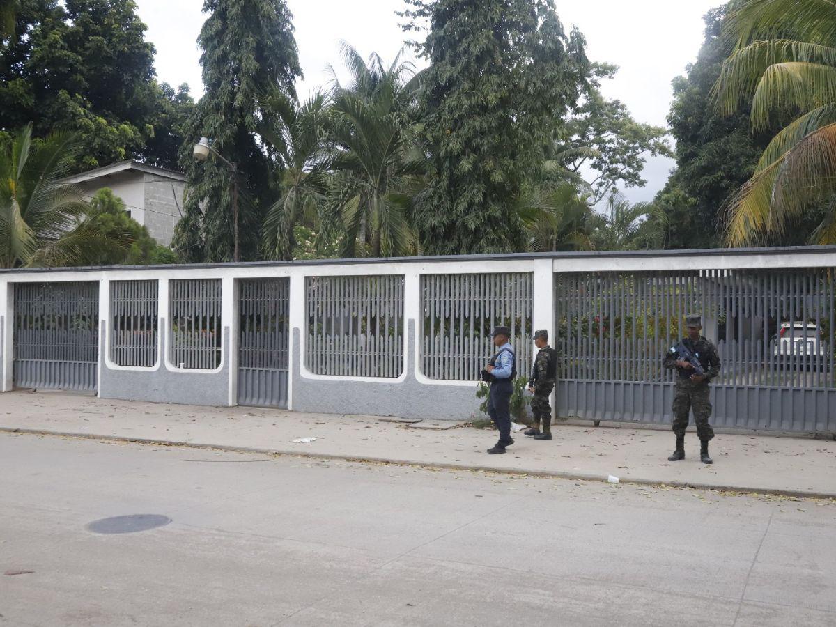 Presencia policial y escepticismo frente a vivienda de Adán Fúnez