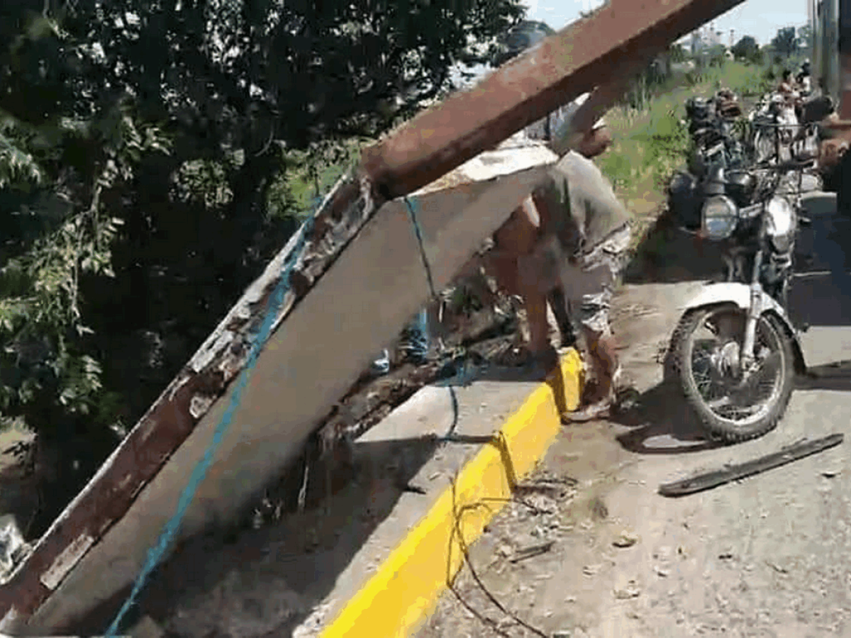 El puente quedó destruido.