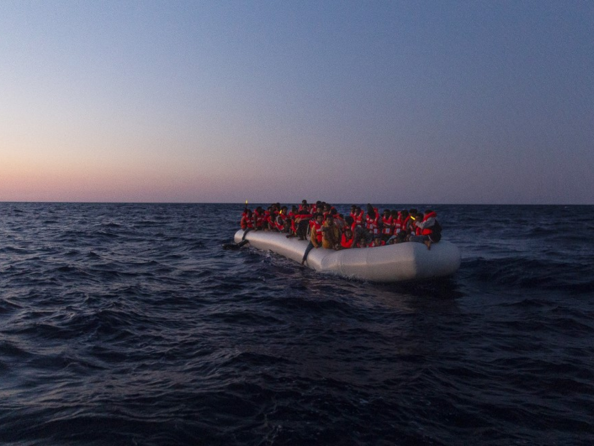 Hallan a migrante embarazada muerta en lancha cerca de España