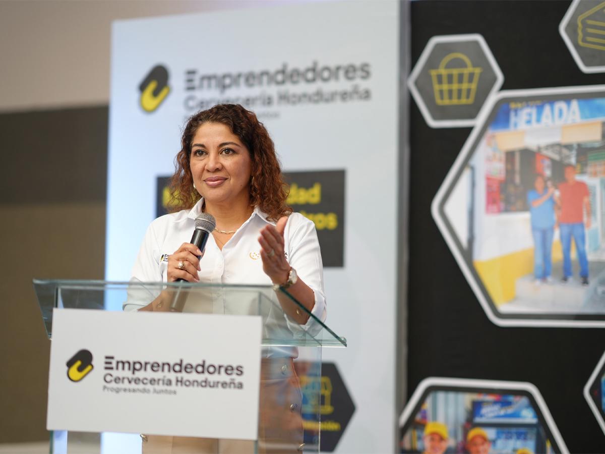 Karla Ávila, directora Legal y Asuntos Corporativos de Cervecería Hondureña, indicó que el programa Emprendedores Progresando Juntos busca desarrollar habilidades y capacidades que impulsen el crecimiento de los negocios.