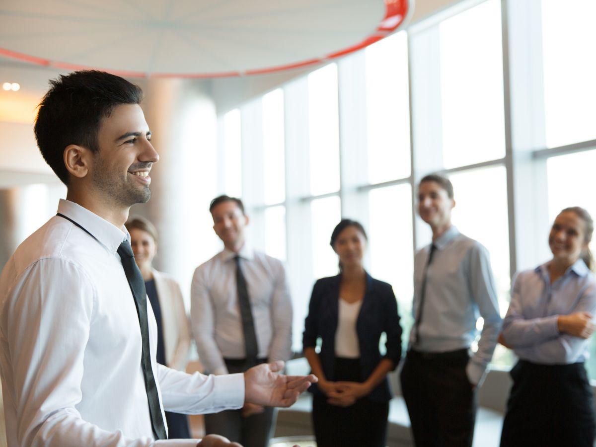 Los empleados creativos suelen ser buenos colaboradores, lo que fortalece a todo el equipo.