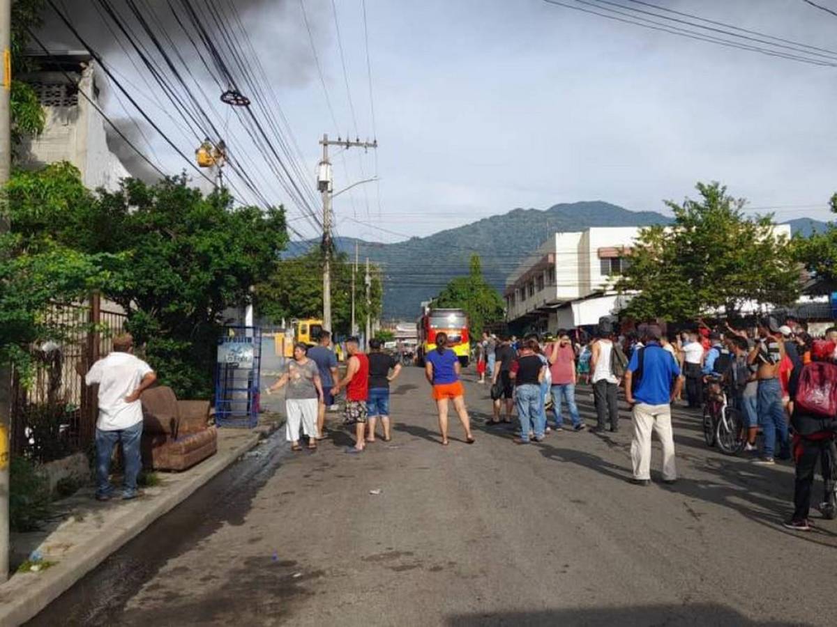 Los vecinos se congregaron alrededor de la bodega.