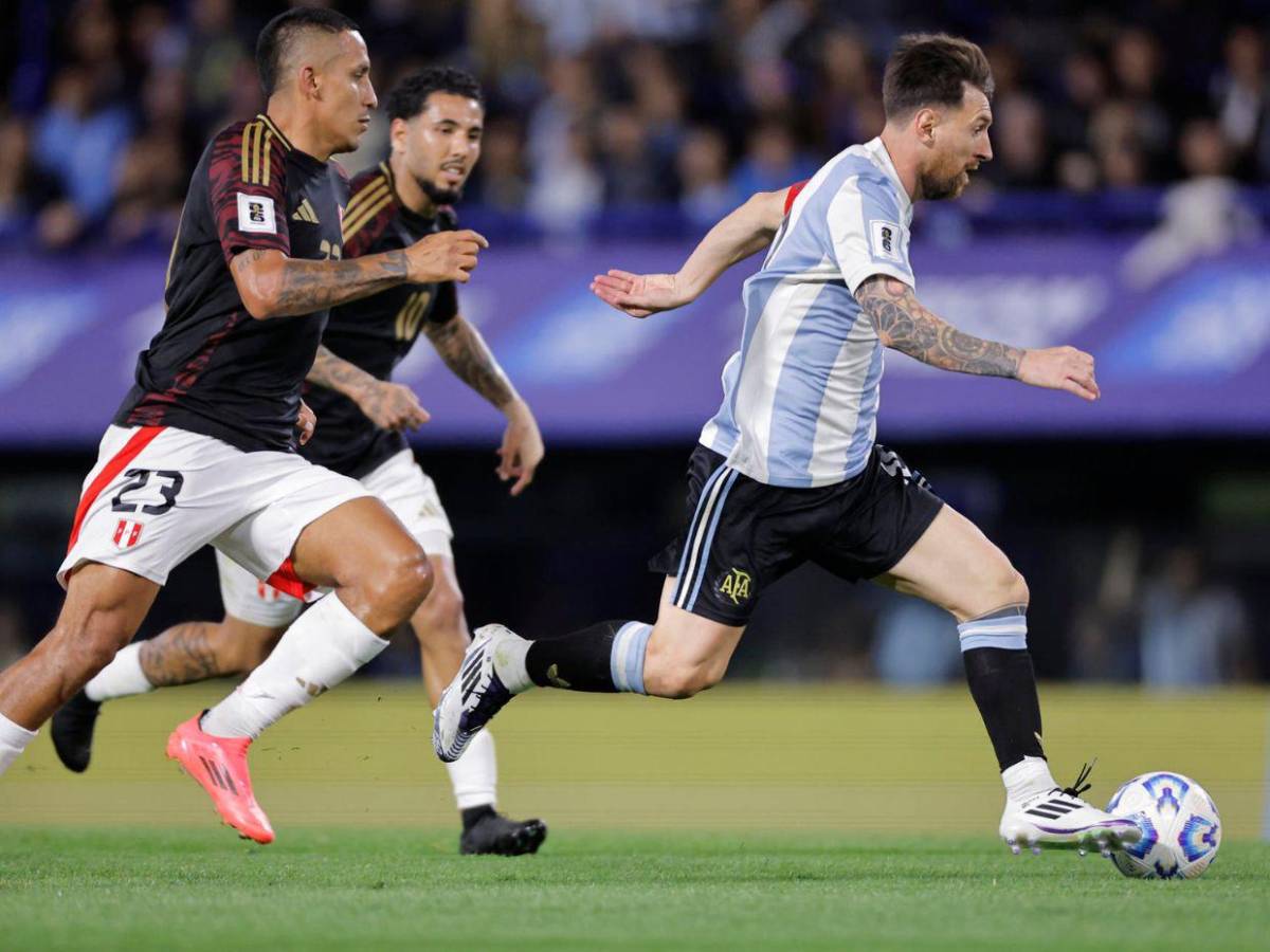 “¿Qué haces bobo?” La reacción de Messi contra un rival en el Argentina vs Perú