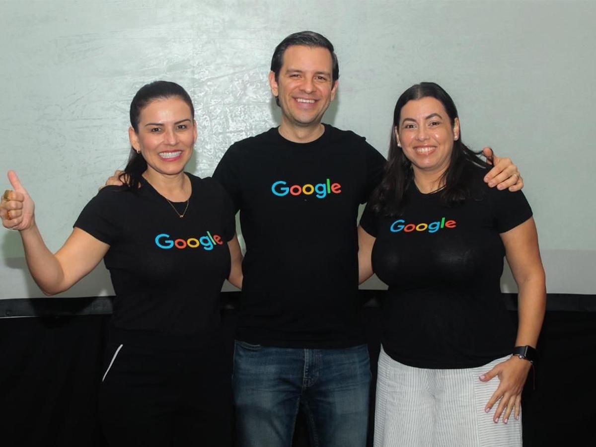 <i>Ejecutivos de Google se mostraron contentos con la alianza firmada con Hondutel. </i>