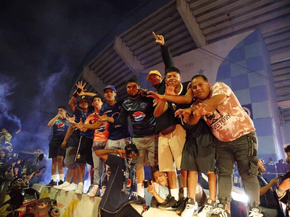 Ambiente final Motagua vs Olimpia: Furor con llegada de las barras y esto pasó con Pedro Troglio