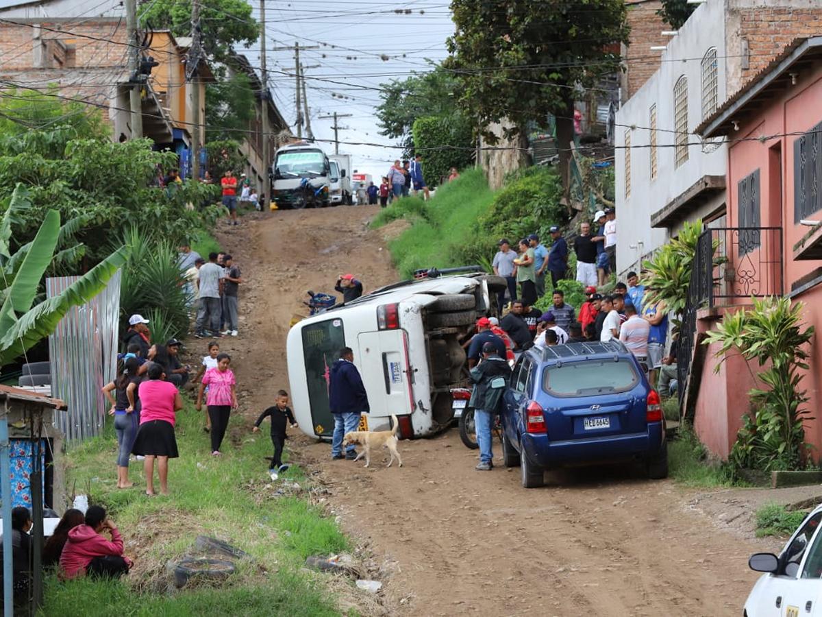 La unidad quedó volcada de lado y los pasajeros tuvieron que ser auxiliados por vecinos para poder salir a través de las ventanas.