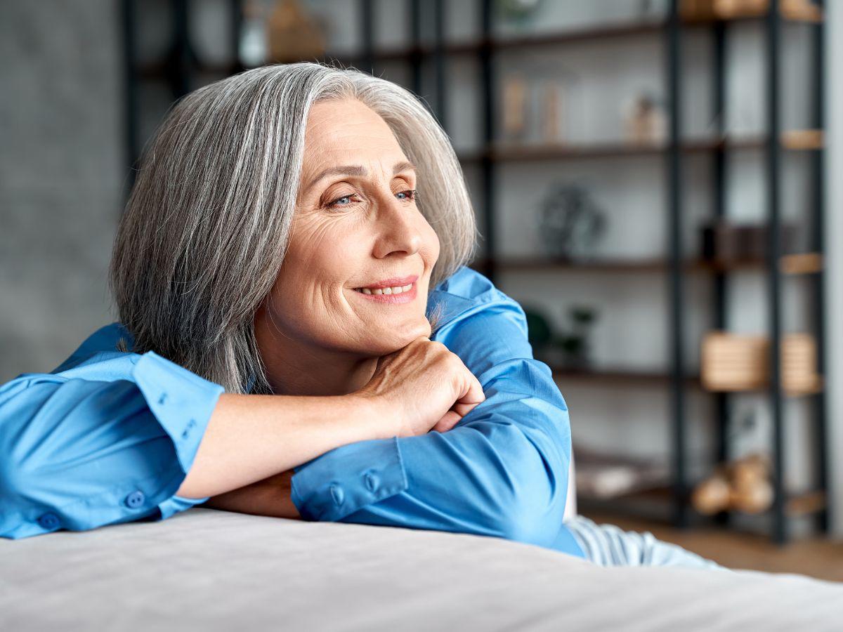 Aprenda cómo cuidar y lucir un cabello con canas