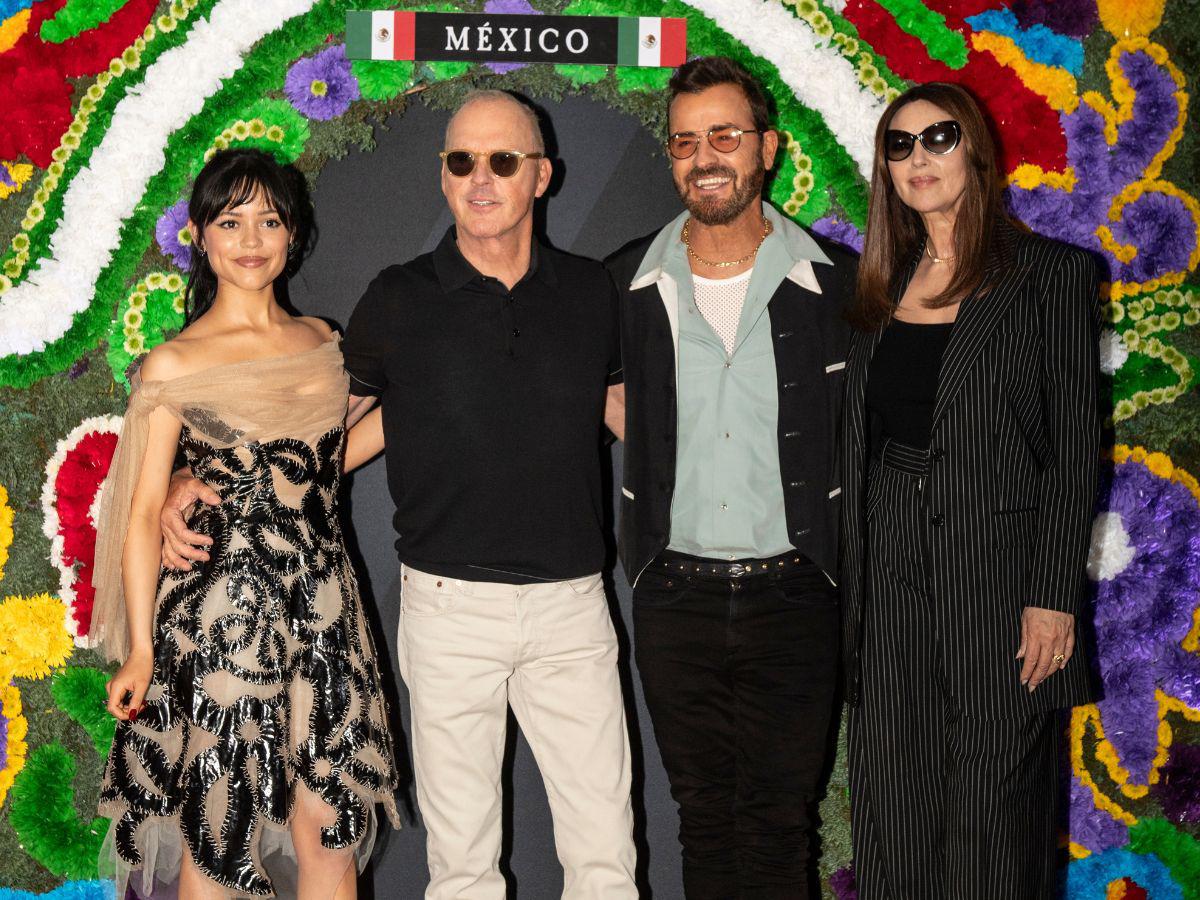 El elenco posó reunido durante la premier oficial de Beetlejuice, Beetlejuice en México.