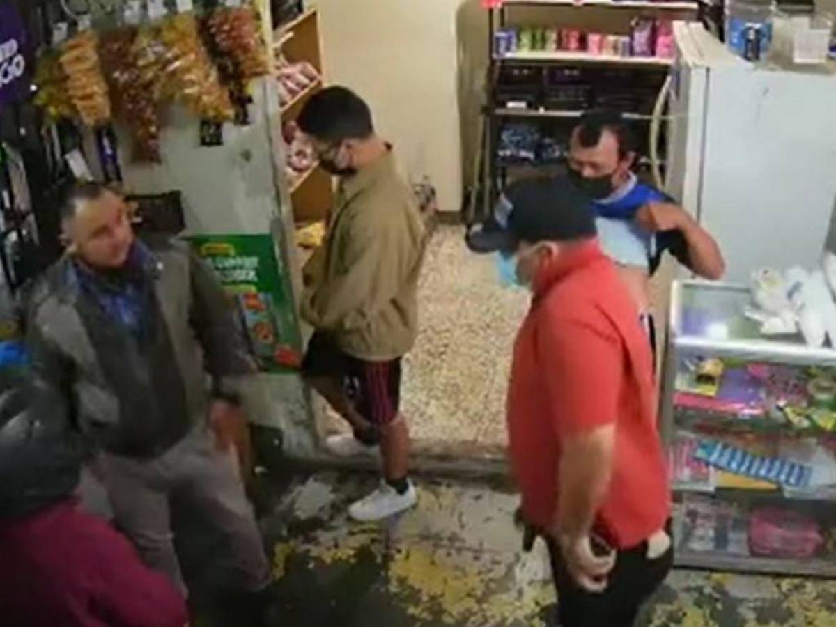 Video: Con pistola en mano, hombre asalta mercadito en la capital