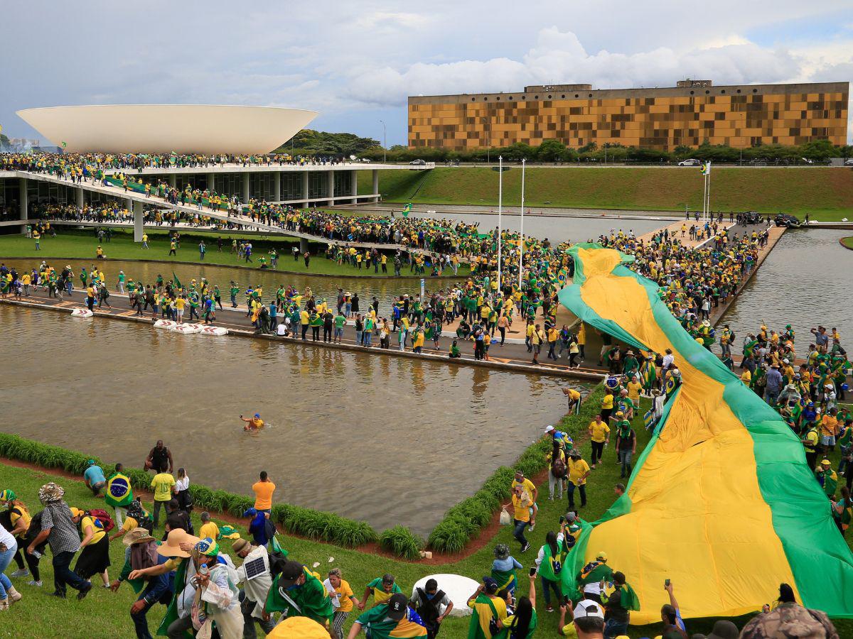 173 acusados del asalto a las sedes en Brasilia fueron liberados, pero deberán usar tobillera electrónica