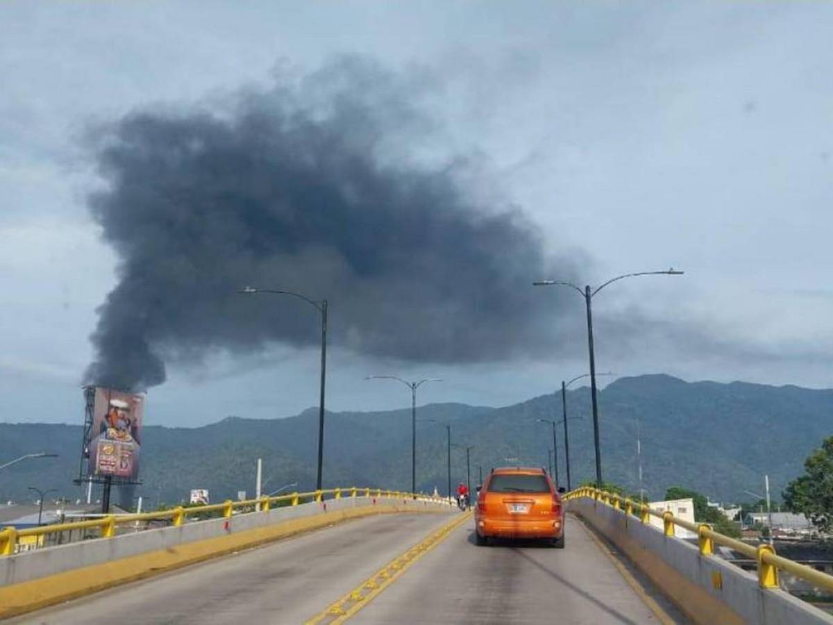 Incendio arrasa con bodega de zapatos en San Pedro Sula