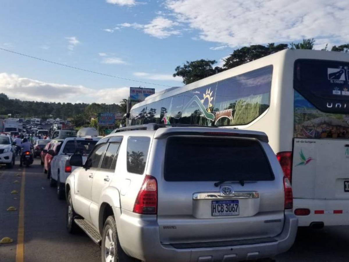 Taxistas se toman carretera CA-5 exigiendo que culminen construcción de bulevar en Siguatepeque