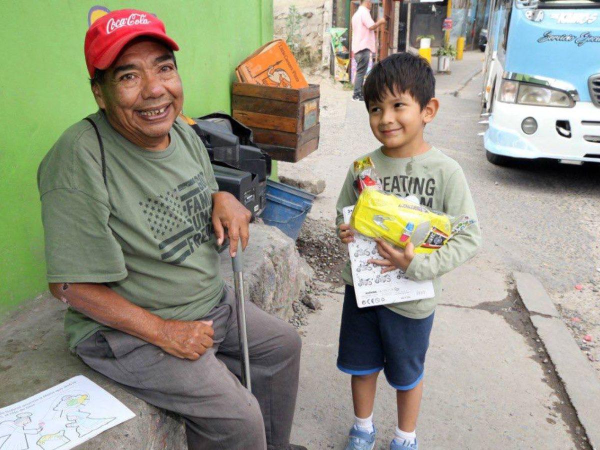 Pequeños detalles, grandes sonrisas: Niños disfrutan del trineo navideño de EL HERALDO