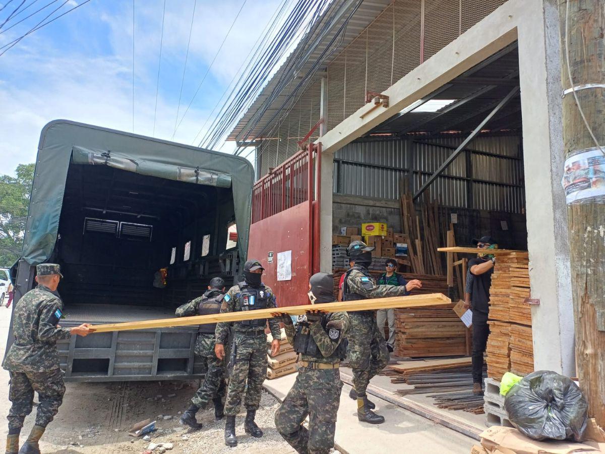 La madera que no es extraída de plantaciones certificadas es decomisada por efectivos militares.