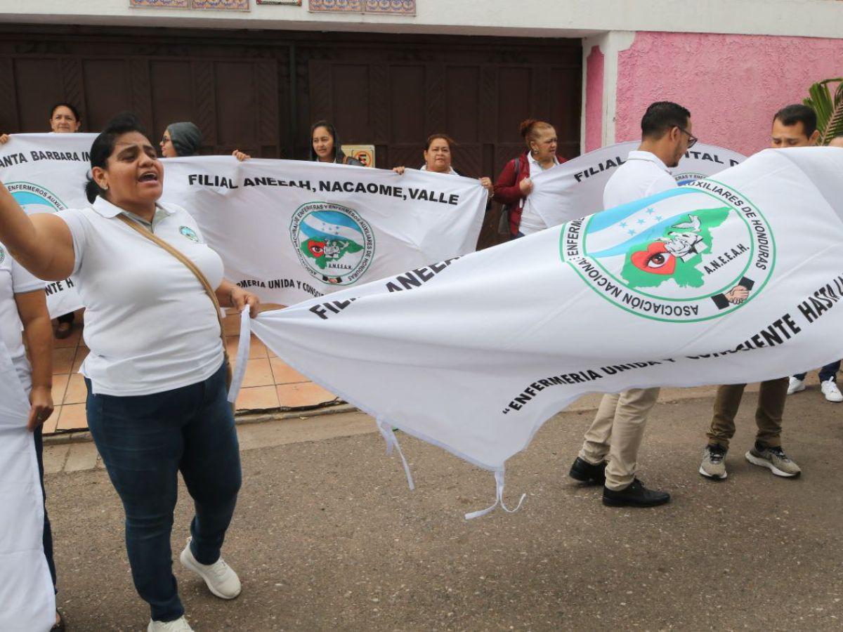 Agresiones policiales mantienen en protestas a la ANEEAH frente al Conadeh