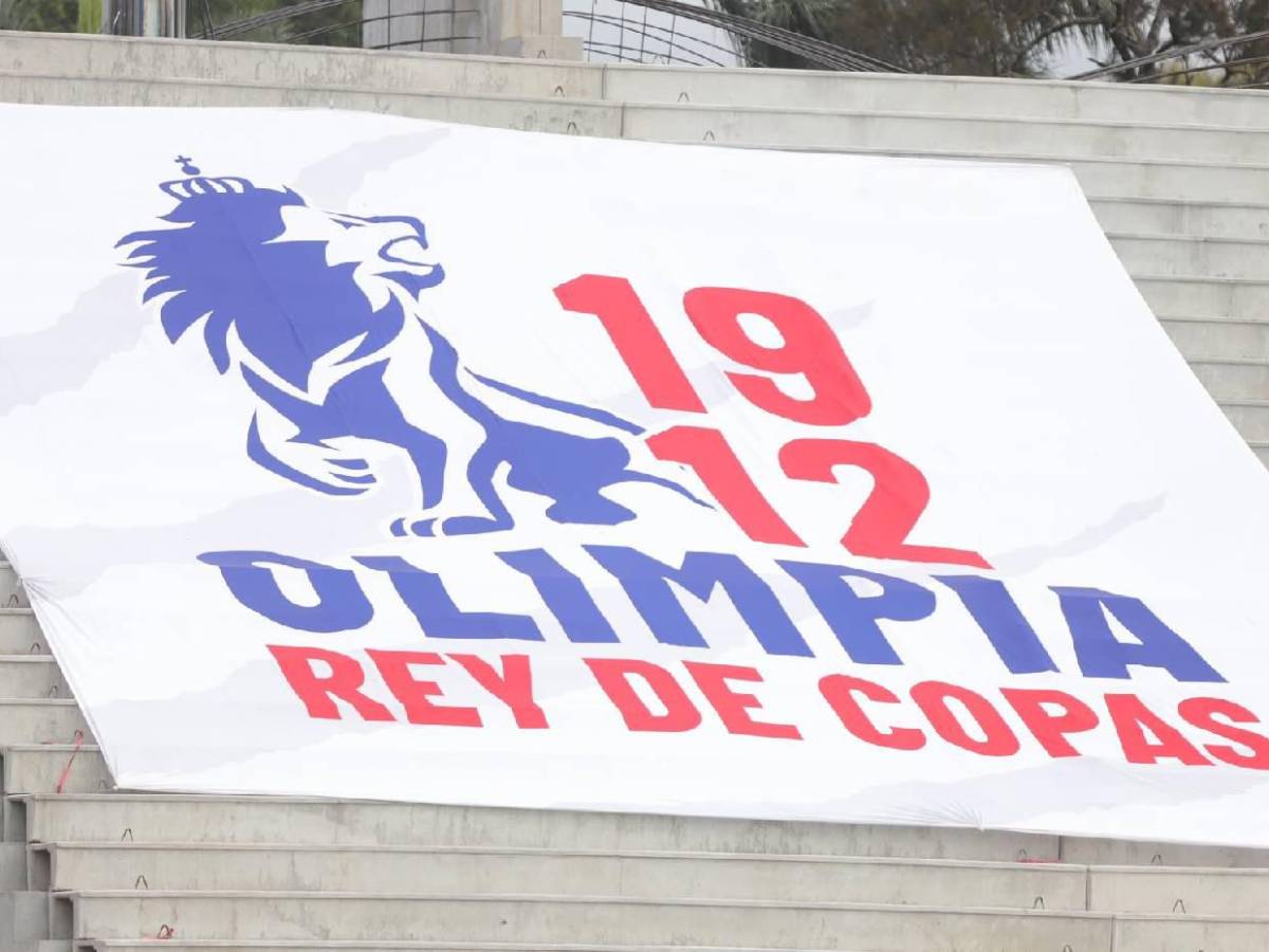 Ultra Fiel se luce en llegada al estadio Nacional para final ante Motagua