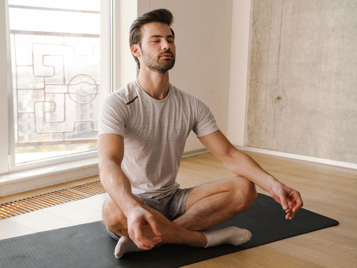 Conocer y atender sus necesidades emocionales es esencial. Reserve tiempo en su rutina para hacer lo que le gusta y le relaja, ya sea leer, dibujar, escuchar música o meditar.