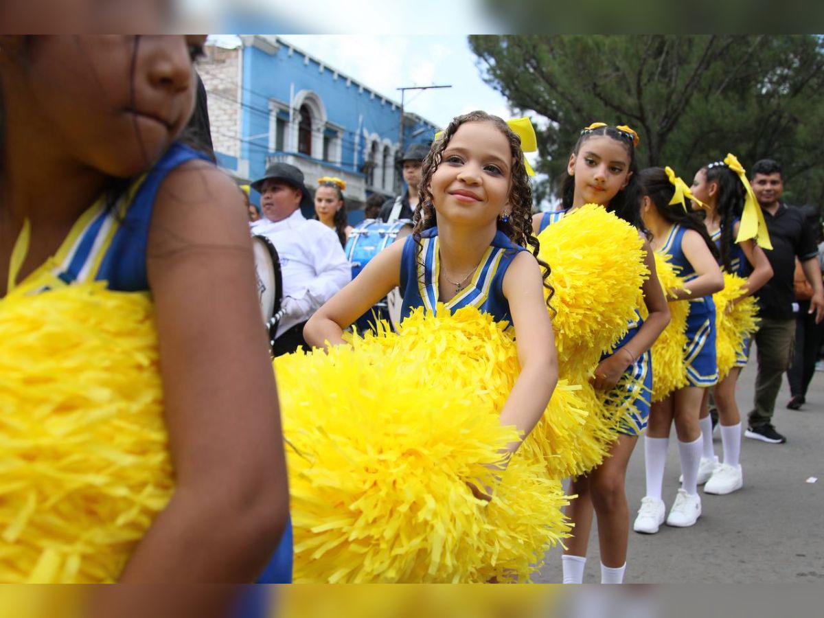 Bellas pomponeras ponen color y ritmo en los desfiles escolares de la capital este 2024