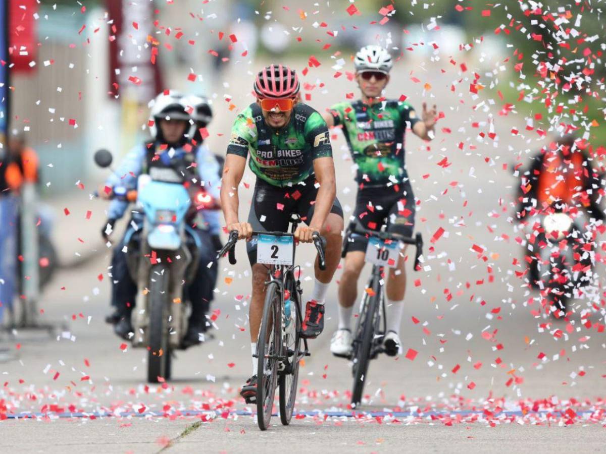 Así fue la llegada de César Castillo, ganador de la categoría Élite en la Vuelta Ciclística 2024