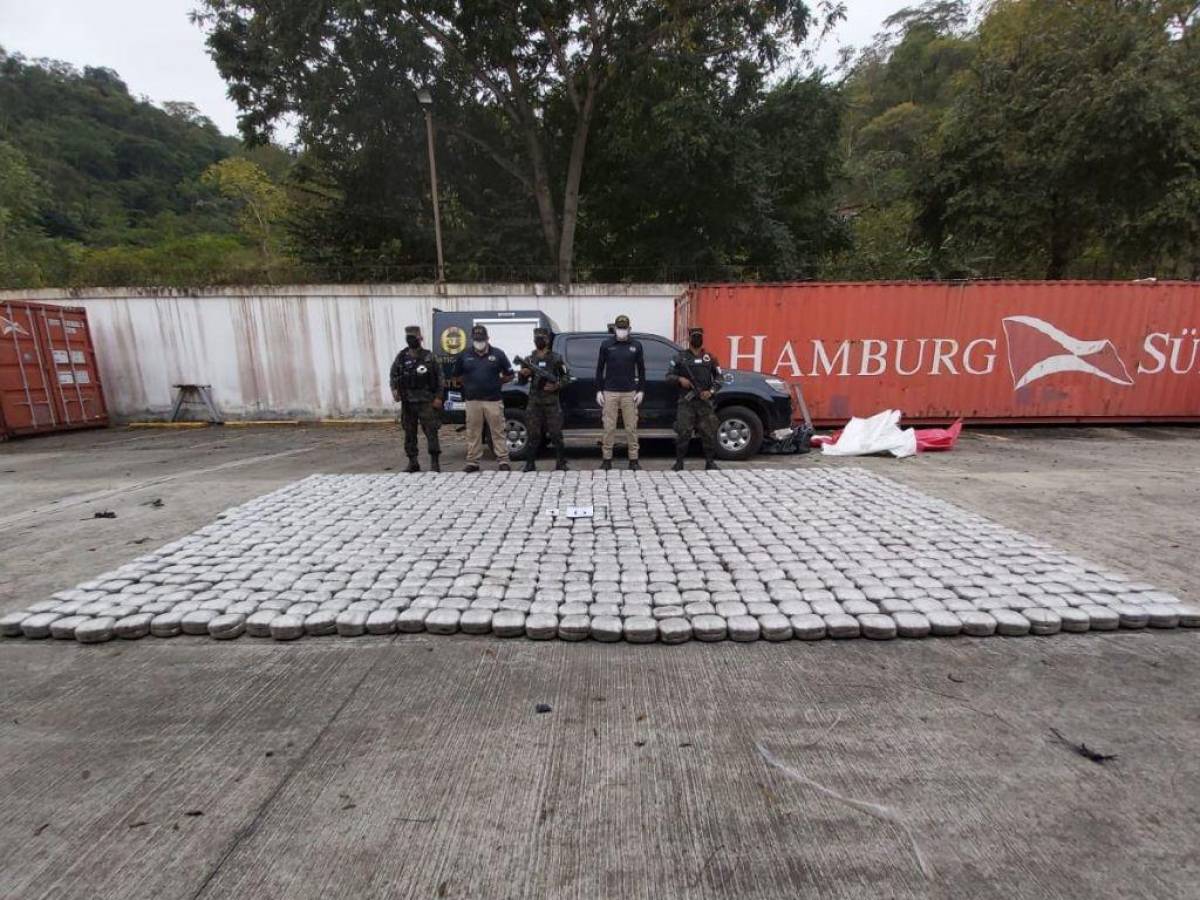 Detienen a cuatro hombres que trasladaban 2,000 paquetes de marihuana al interior de un remolque en Yoro