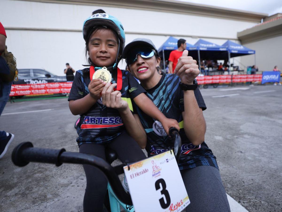 Familias completas dicen presente en la Vuelta Ciclística Infantil de EL HERALDO