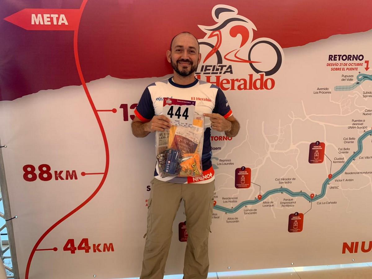 Competidores reciben sus kits para la Vuelta Ciclística 2023