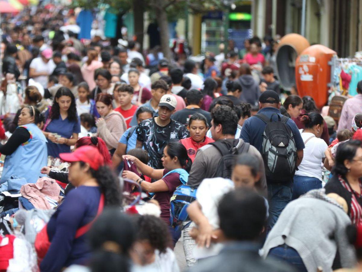 ¡Ni caminar se puede! Así se encuentra el Centro de la capital justo antes de Nochebuena