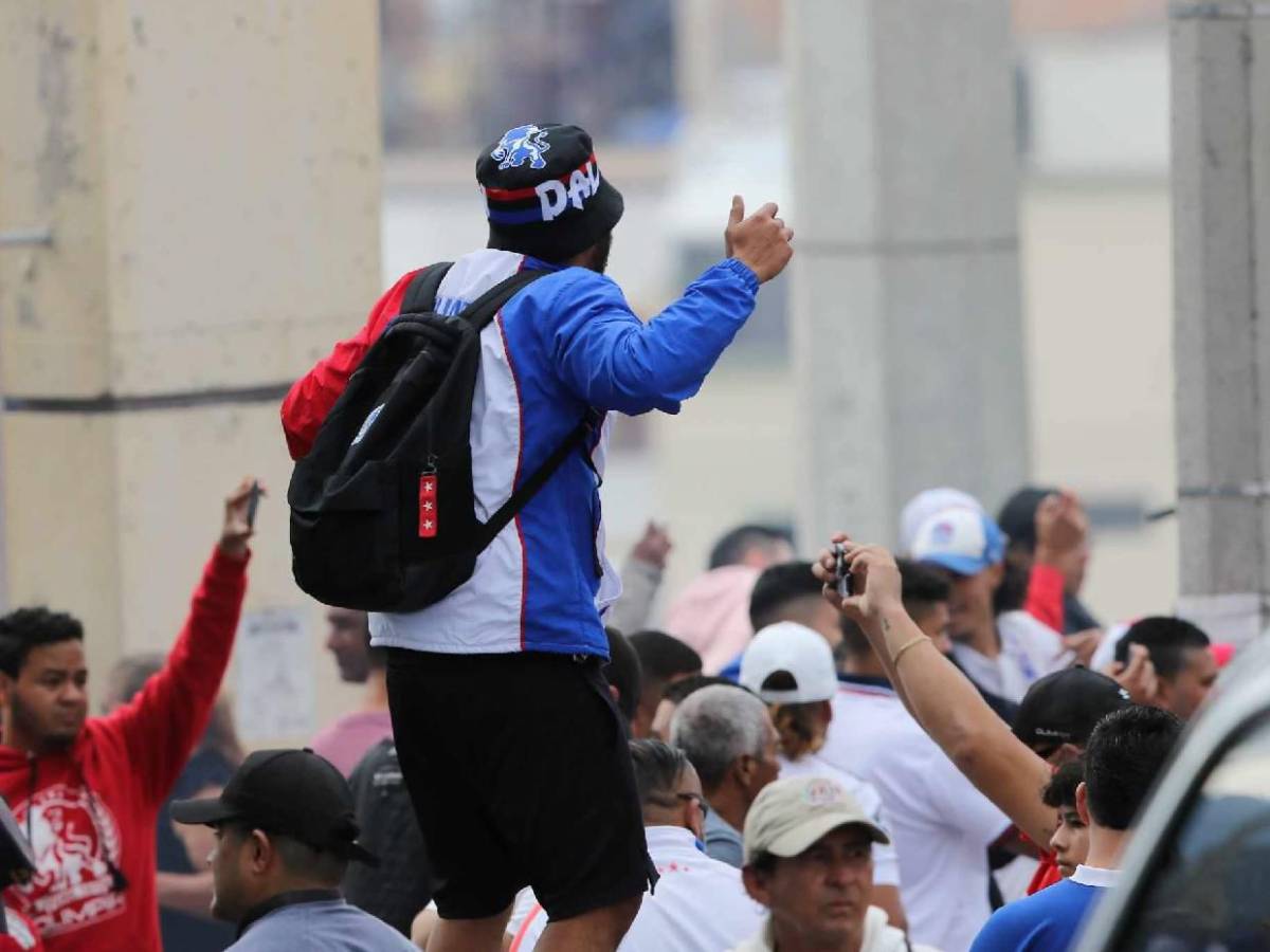 Ultra Fiel se luce en llegada al estadio Nacional para final ante Motagua