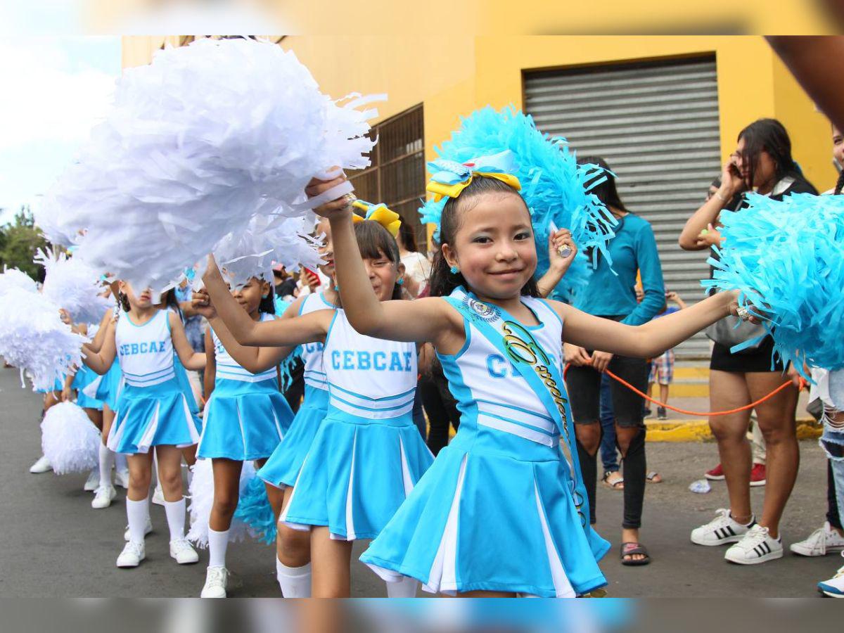 Bellas pomponeras ponen color y ritmo en los desfiles escolares de la capital este 2024