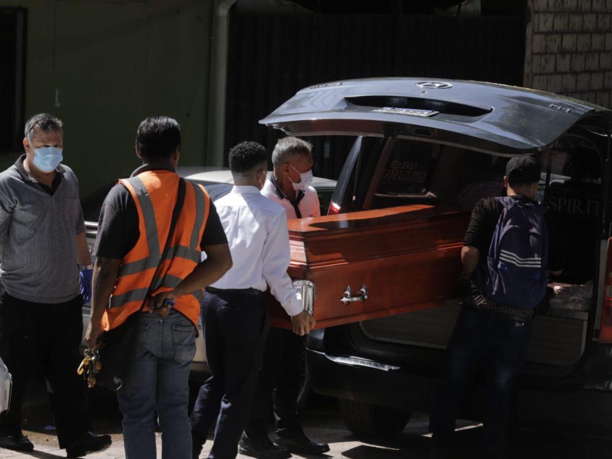 Momento en que Josué Luis Garmendia era reclamado por sus familiares en la morgue capitalina.