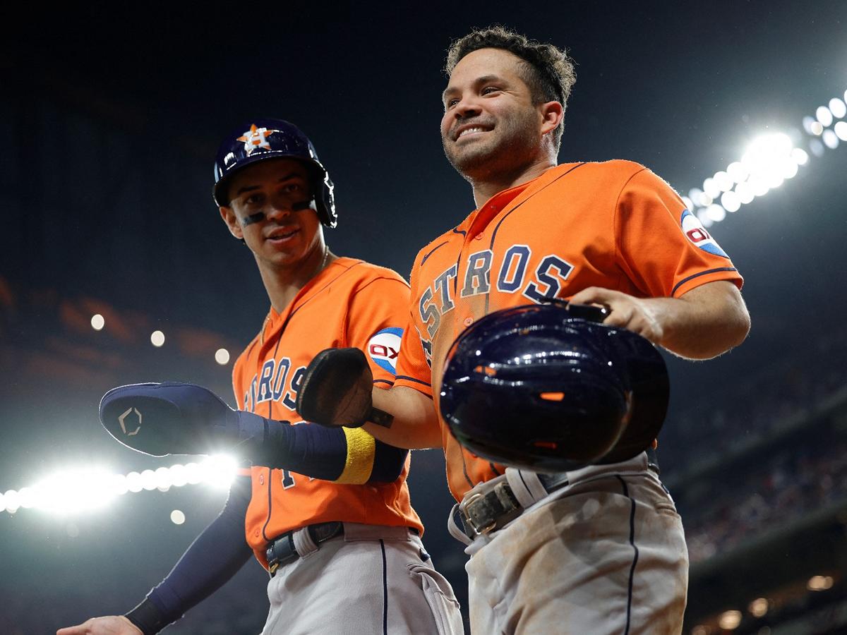 Dubón y Astros remontan, están a un triunfo de la Serie Mundial