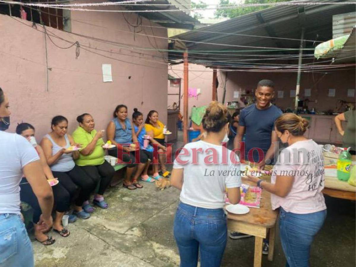 Bryan Beckeles lleva comida, postre y alegría a reclusos en centro penal de La Ceiba