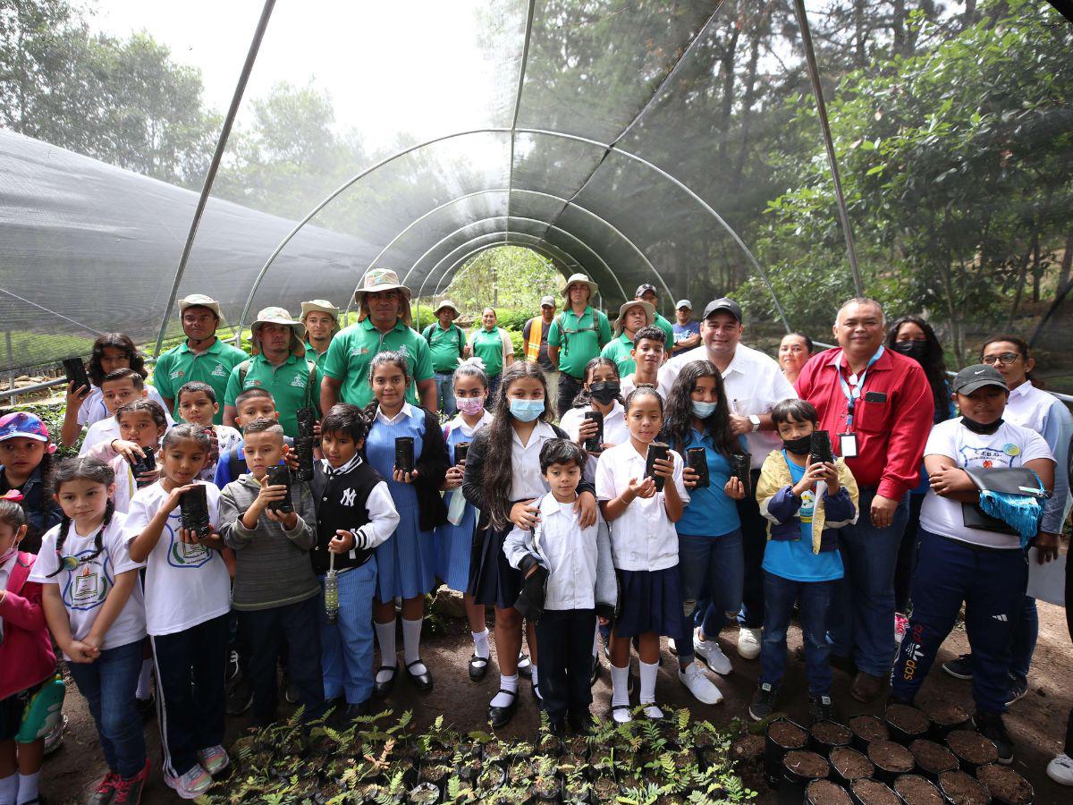 Héroes del ambiente conocen los viveros de la Alcaldía Municipal