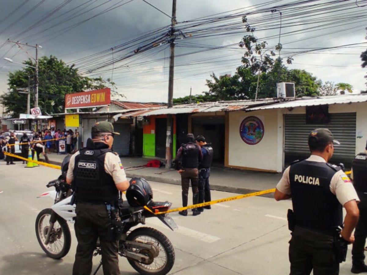 Tres guardias penitenciarias mueren en ataque armado frente a cárcel de Ecuador