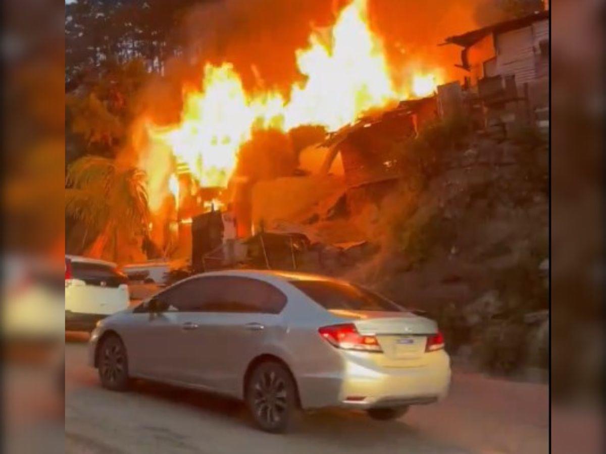 Incendio consume dos viviendas en la colonia Villa Vieja de la capital