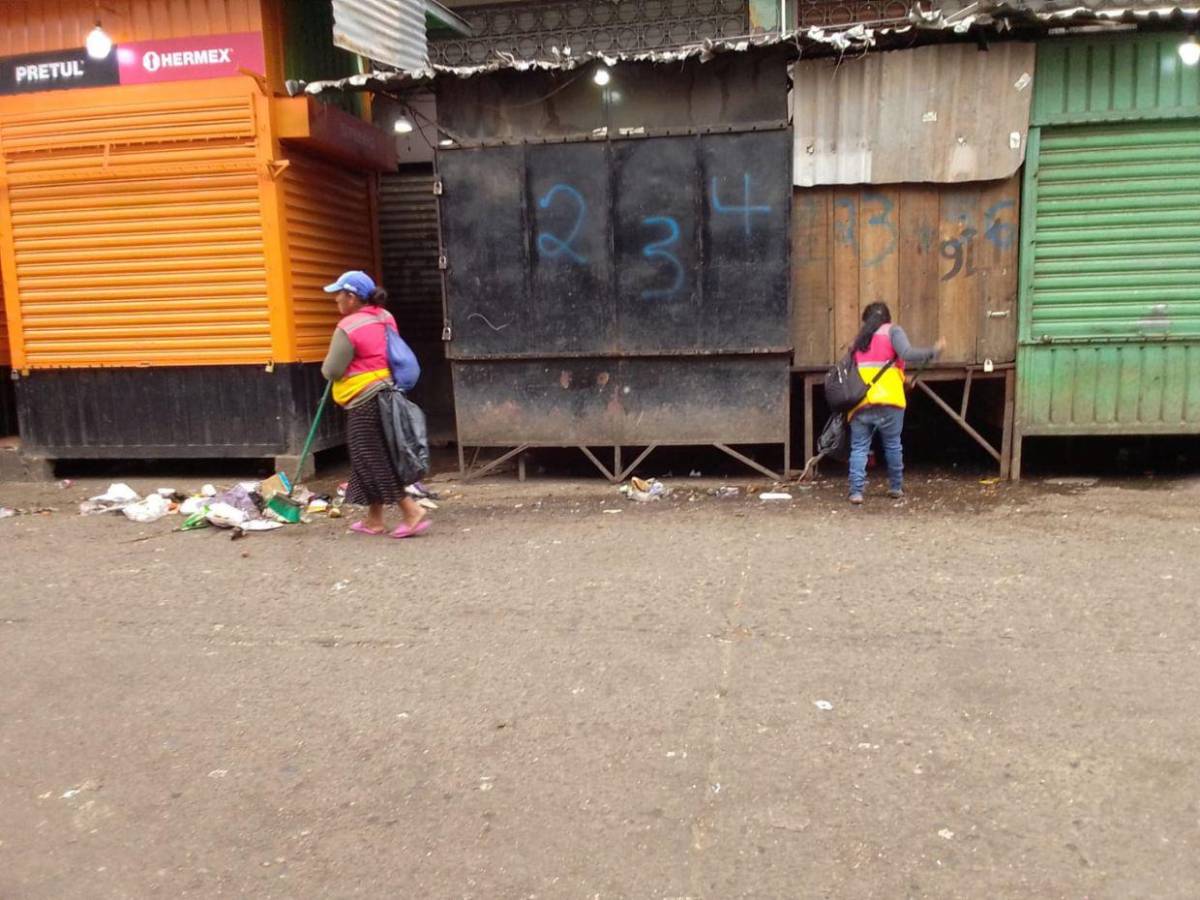 Llenas de basura amanecieron las calles de la capital tras la Nochebuena