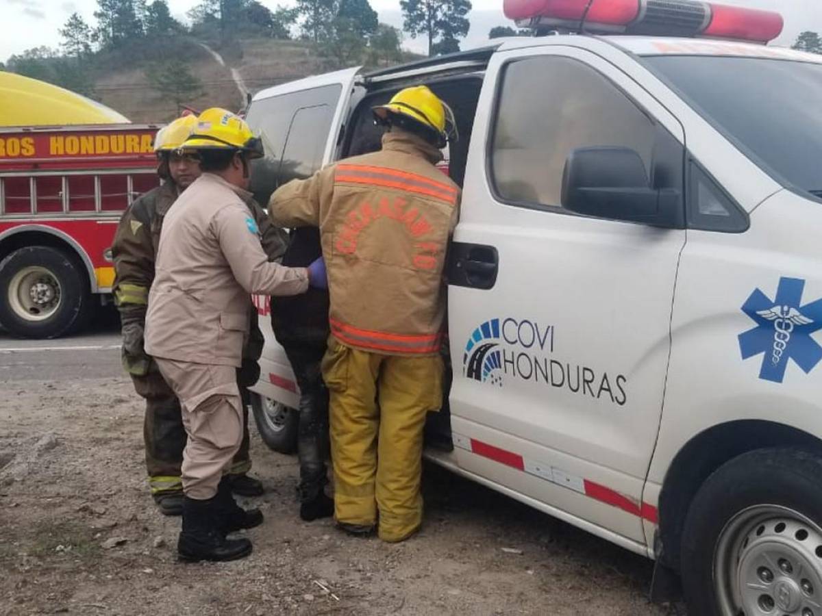 Momento en que uno de los lesionados era trasladado en una ambulancia de Covi-Honduras.