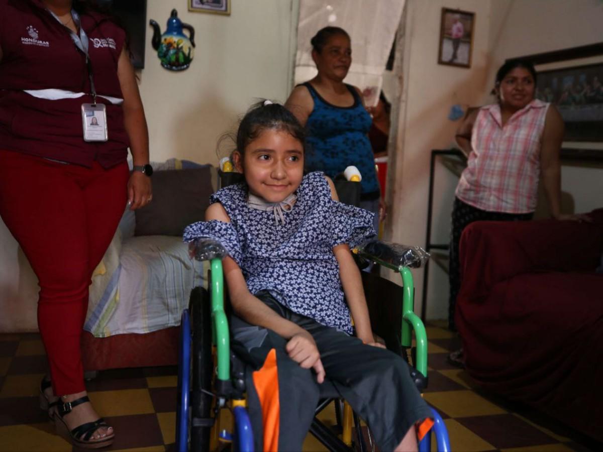 Con una sonrisa, Nahomy recibió su silla de ruedas