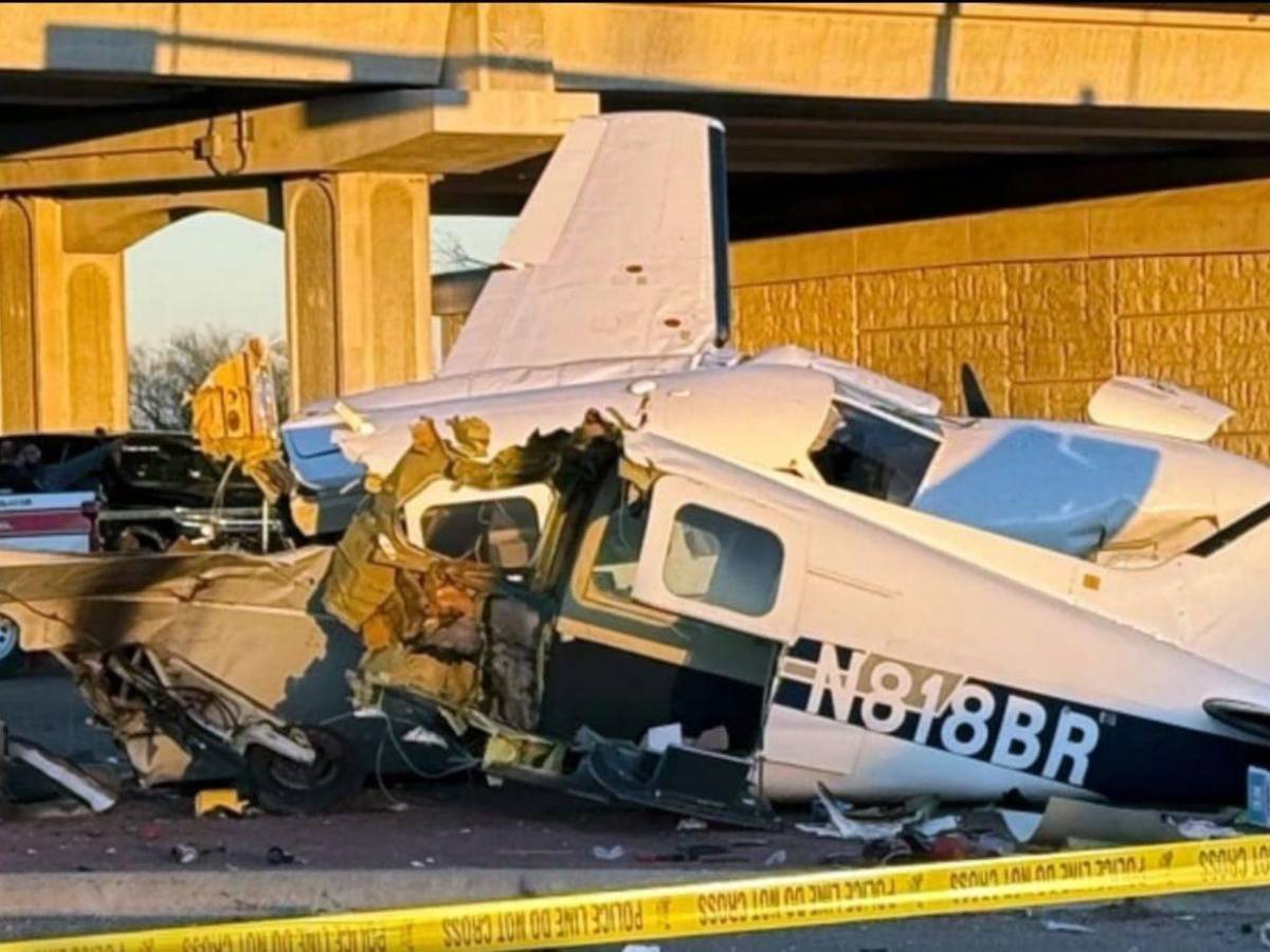 Avioneta aterriza de emergencia y se estrella en autopista de Texas