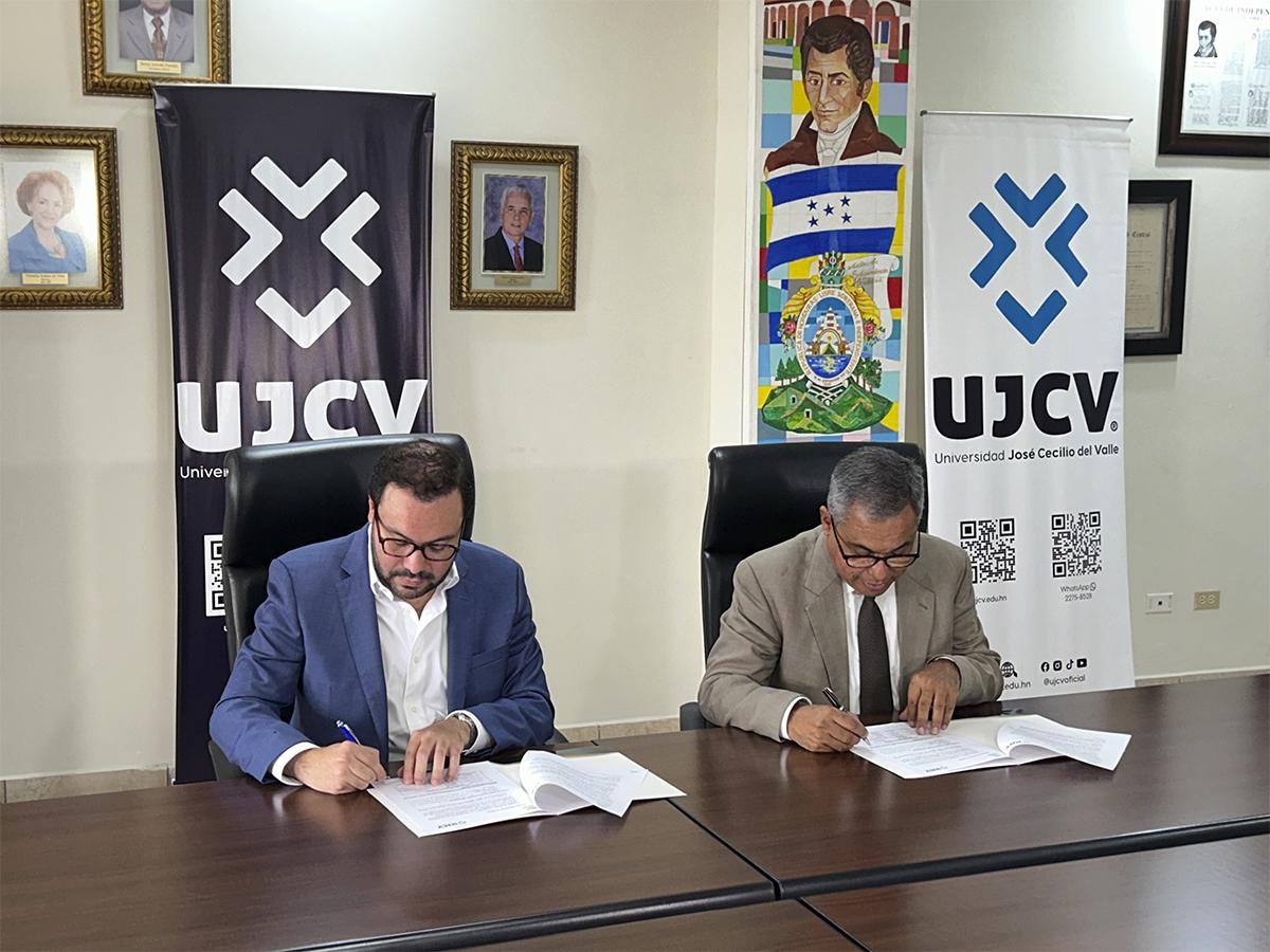 <i>Julio Cesar Raudales, Rector de la UJCV y Gerardo Guillen Domínguez, presidente de la APAH fueron los encargados de firmar el convenio. </i>
