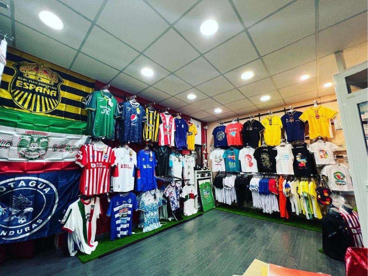 La tienda ofrece una variedad única de productos auténticos, desde camisas originales de todos los equipos de la Liga Nacional de Honduras hasta selecciones nacionales y souvenirs.