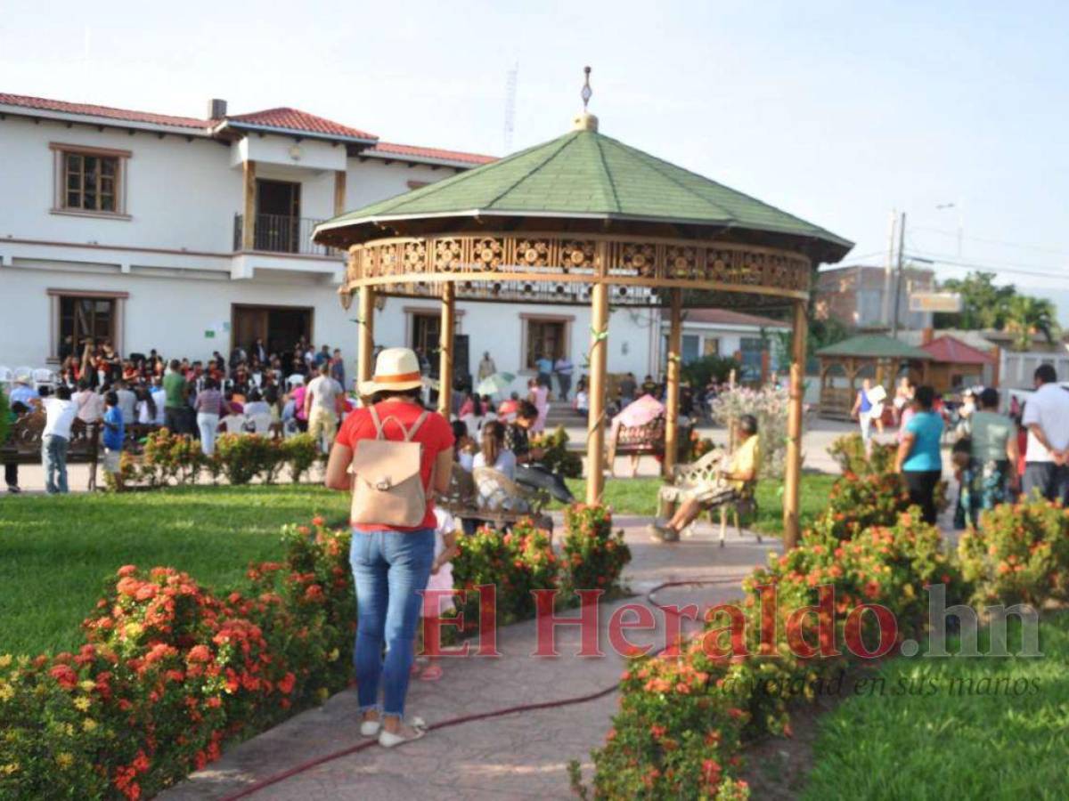 La Villa de San Antonio elige a su reina juvenil en feria patronal